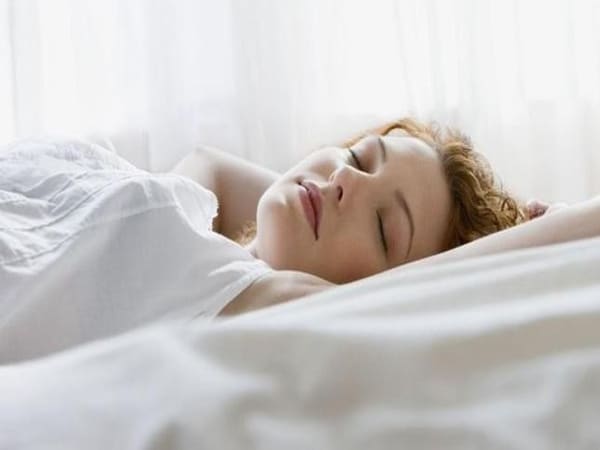 ‏Nằm ngửa khi ngủ giúp giảm bọng mắt