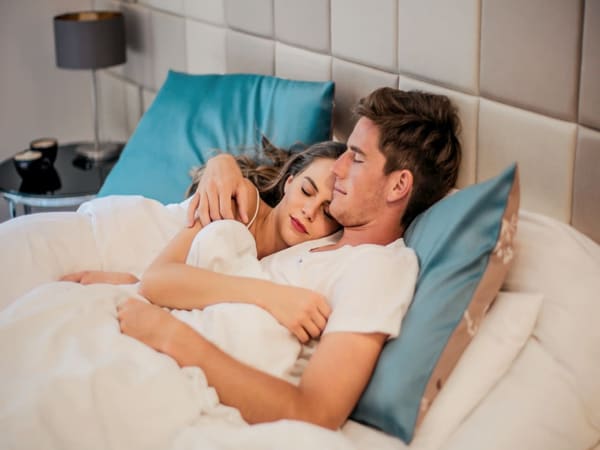 Tư thế ngủ của người đàn ông yêu vợ - Để vợ gác lên trên người