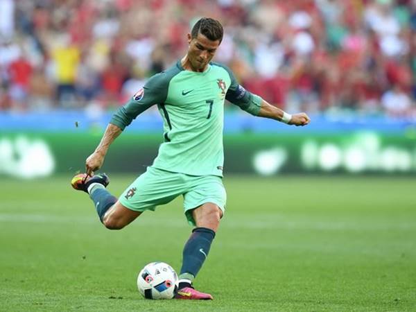 Siêu sao Ronaldo thuận chân nào?