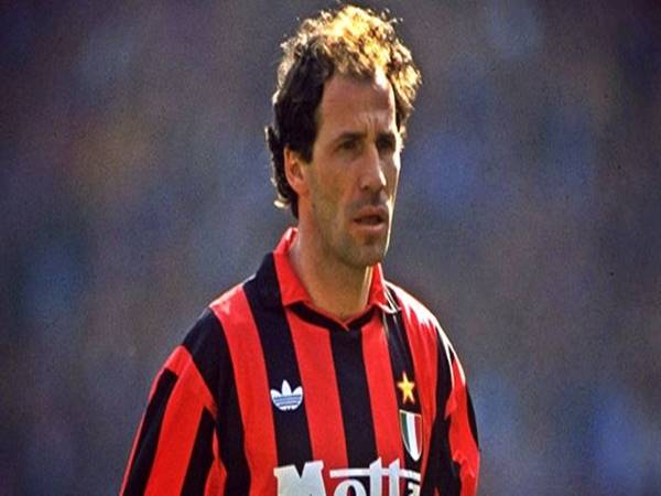 Franco Baresi (Ý – AC Milan)